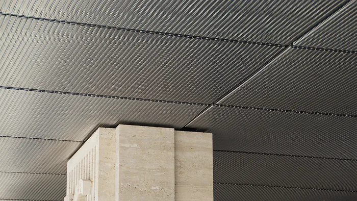 Rahmenlösung: Revisionierbare Befestigungslösung für Decken aus Metallgewebe.