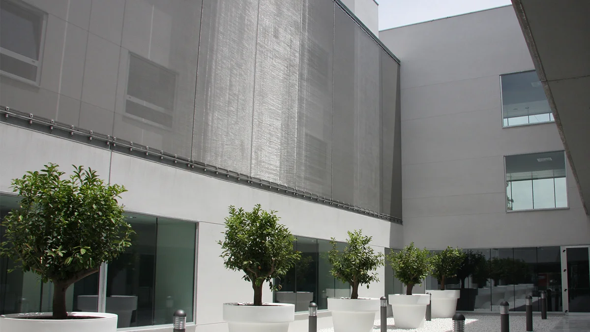 Façade de protection solaire avec toile d’architecture HAVER