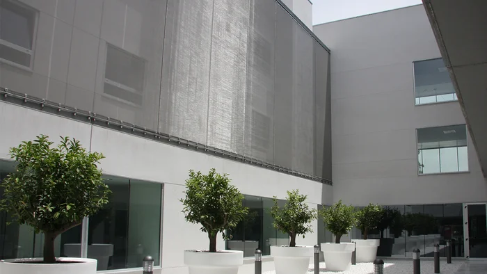 Façade de protection solaire avec toile d’architecture HAVER