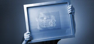 Ein Mann blickt durch eine beschichtete Siebdruckschablone.