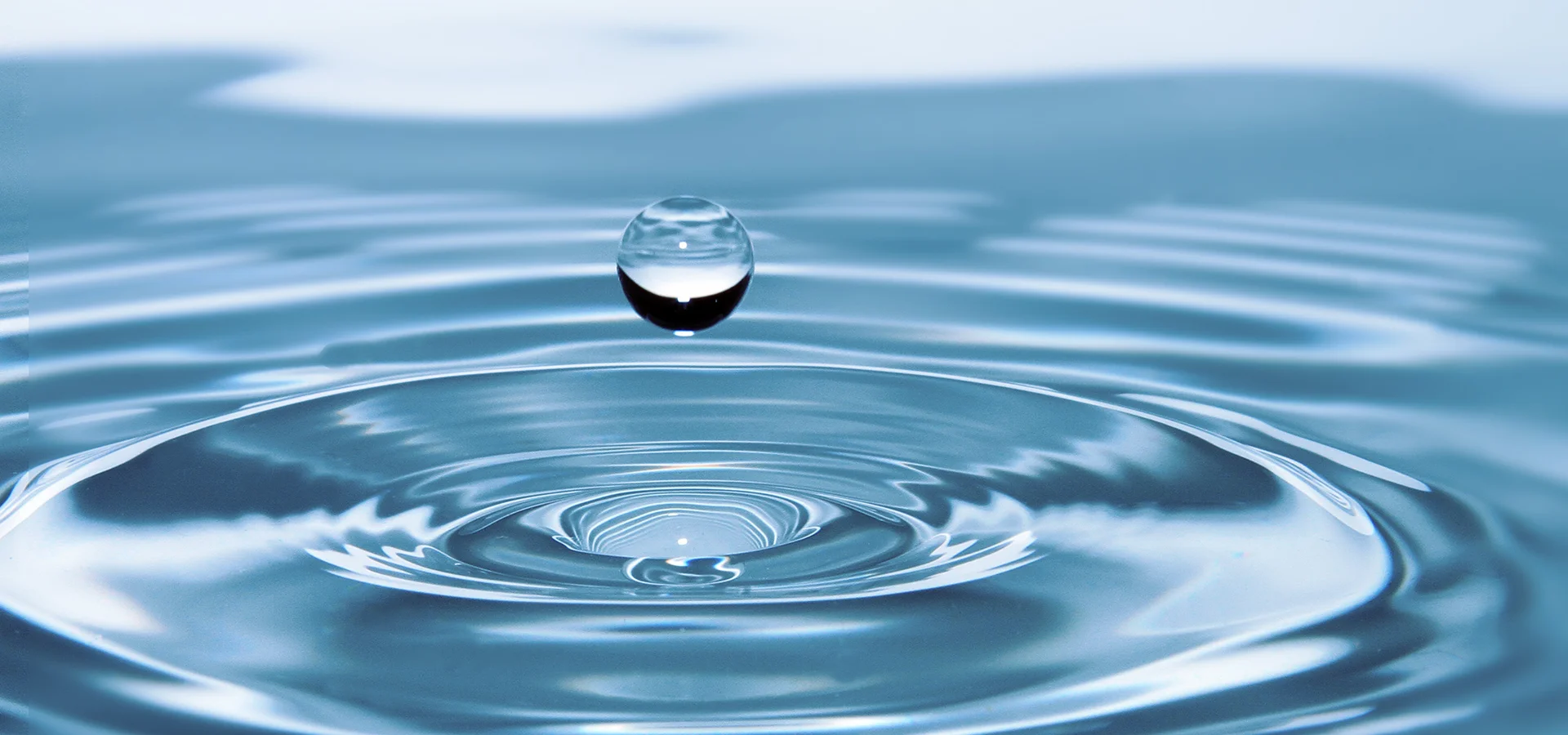 [Translate to French:] Wassertropfen fällt