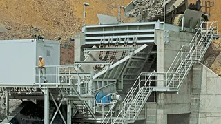 [Translate to English:] Eine klassische Vorbrechanlage mit einem Niagara Exzentersieb steht in einem Steinbruch.