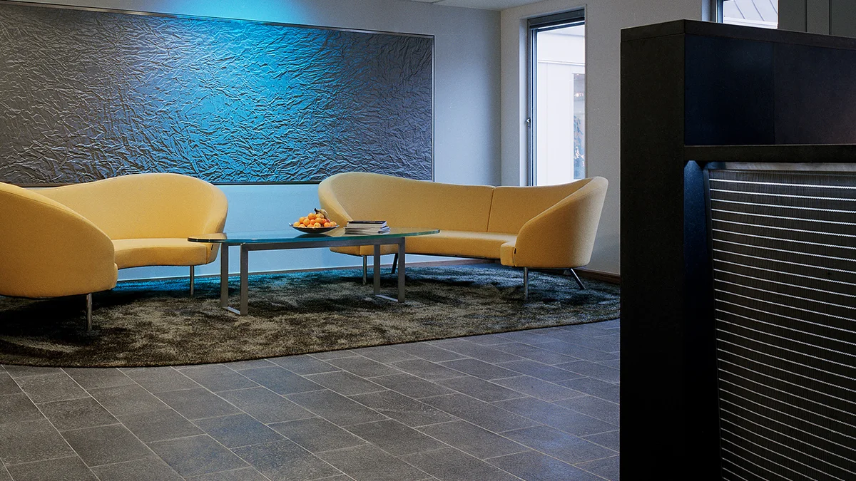 Fresque murale et comptoir en toile métallique.