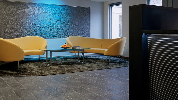 Fresque murale et comptoir en toile métallique.