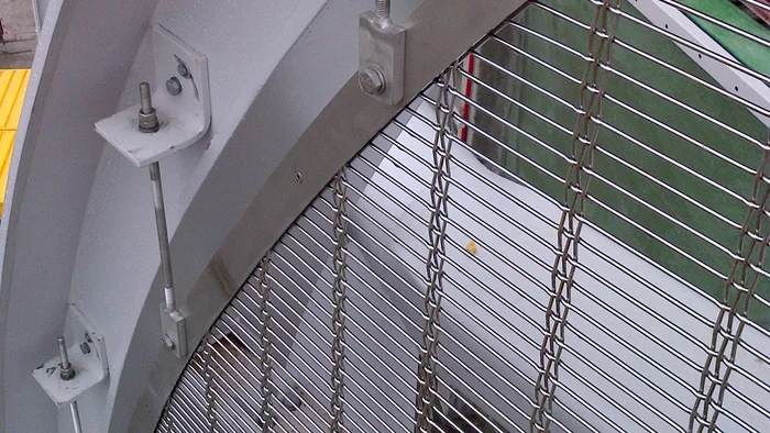 Solution de fixation pour les toiles d’architecture : bords arrondis