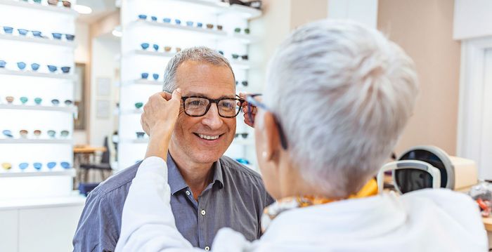 Ein Mann lässt sich im Brillengeschäft beraten und wählt eine verbesserte Variante für noch mehr Durchblick.