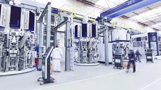 Maschinen in der Produktionshalle.