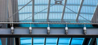 Solution spéciale de fixation d’un revêtement de façade