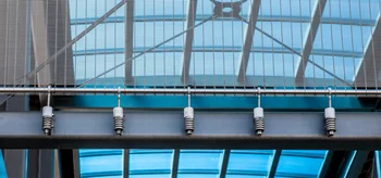 Solution spéciale de fixation d’un revêtement de façade