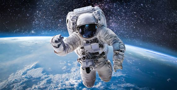 Astronaut im Weltall, im Hintergrund ist ein Teil der Erde zu sehen