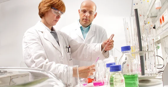Chemielaborantin und Kollege führen Analyse im Labor durch