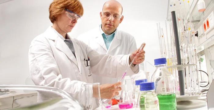 Chemielaborantin und Kollege führen Analyse im Labor durch