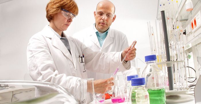 Chemielaborantin und Kollege führen Analyse im Labor durch