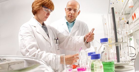 Chemielaborantin und Kollege führen Analyse im Labor durch