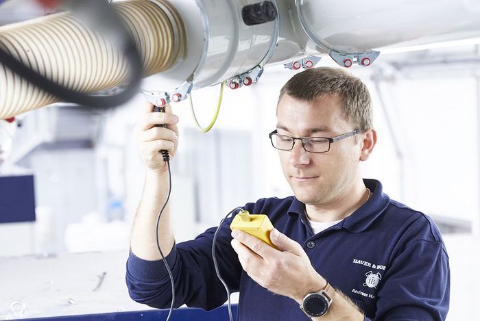 Servicetechniker kontrolliert ein ROTO-PAC 53