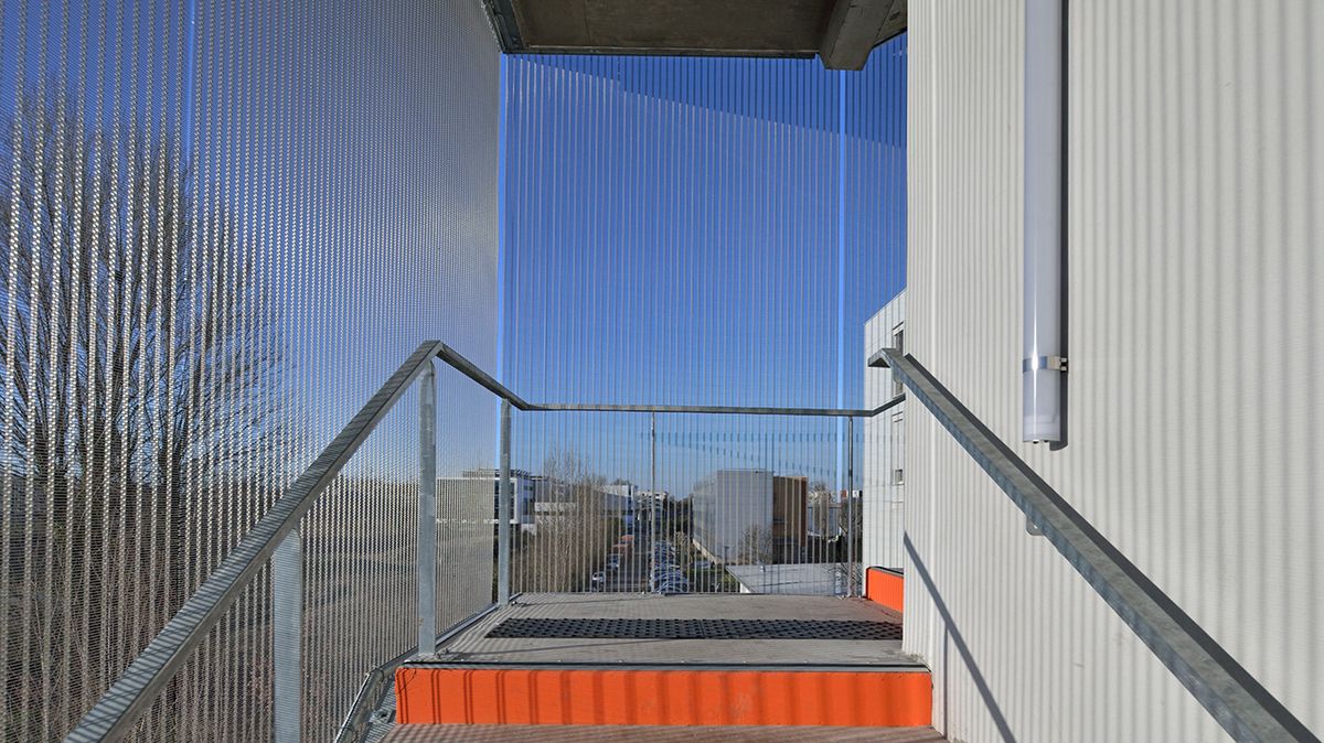 natural lighting and ventilation thanks to wire mesh fabric cladding