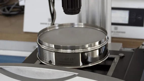 Thanks to an on-screen analysis, wire cloth can be certified and calibrated.