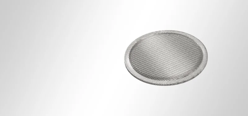 Disque filtrant multicouche avec compression des zones de bordure