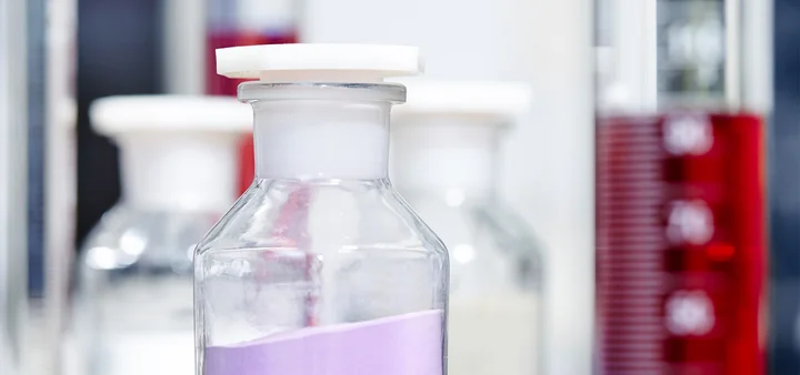 Chemische Schüttgüter in Glasfalschen abgefüllt