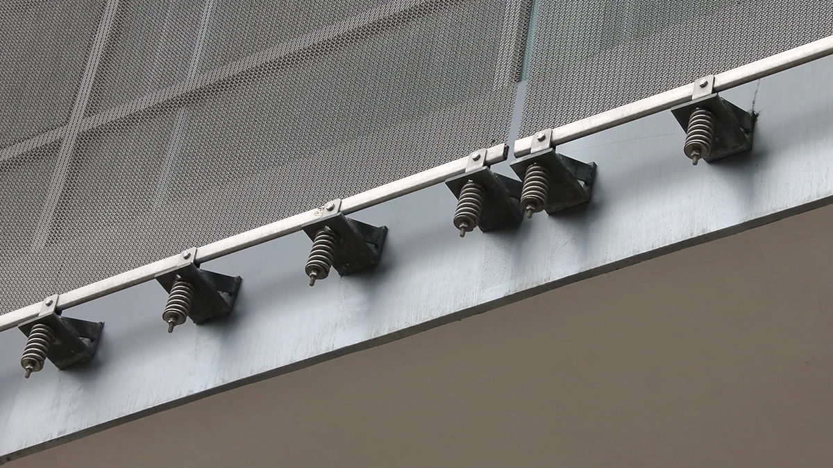 Revêtement de façade en toile pour l’architecture avec une ossature ponctuelle constituée de sangles de retenue.