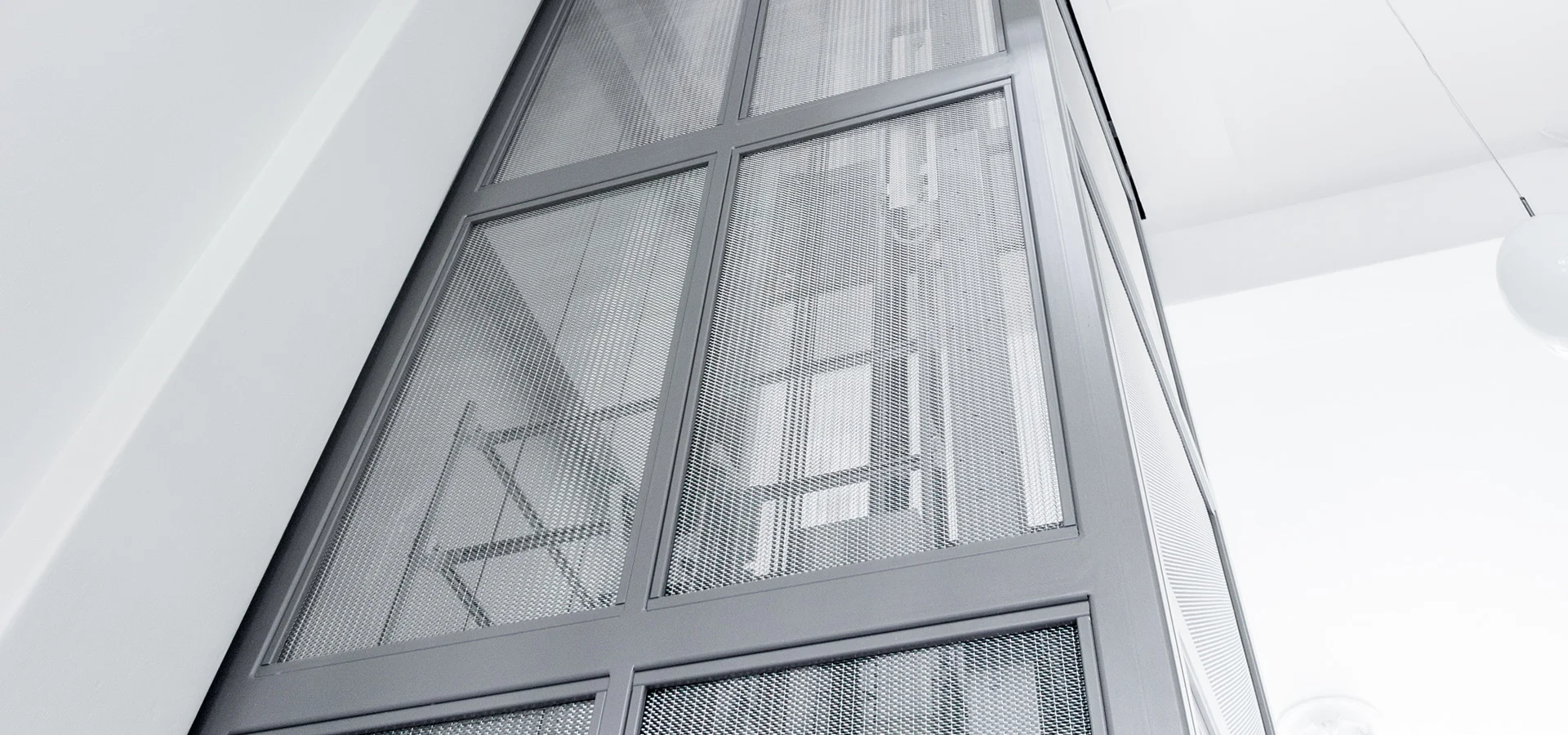 Verkleidung eines Aufzugs mit HAVER Architekturgewebe