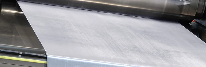 During calendering, the wire mesh is rolled to a defined thickness