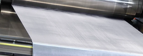 Beim Kalandern wird das Gewebe auf eine definierte Dicke gewalzt