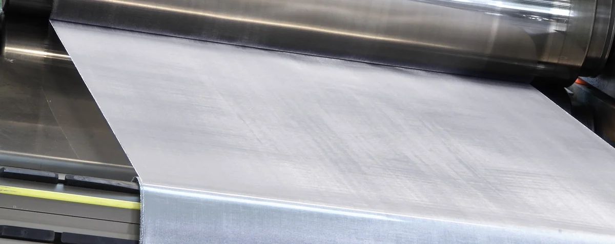 Beim Kalandern wird das Gewebe auf eine definierte Dicke gewalzt