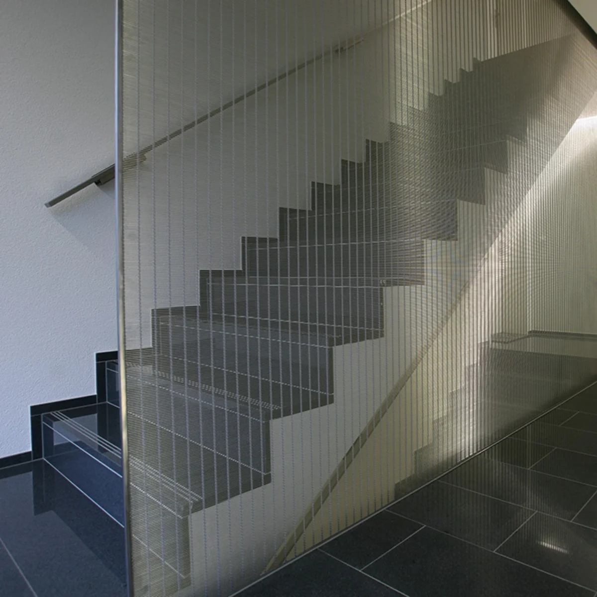 Staircase cladding: Shimmering eye-catcher and fall protection at the same time with wire mesh cladding made of MULTI-BARRETTE.