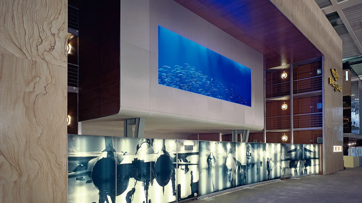 Conception de stand d’exposition : utilisation de toile métallique en guise de revêtement mural.