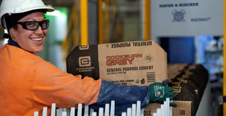Une collaboratrice satisfaite de travailler avec le RADIMAT de HAVER & BOECKER