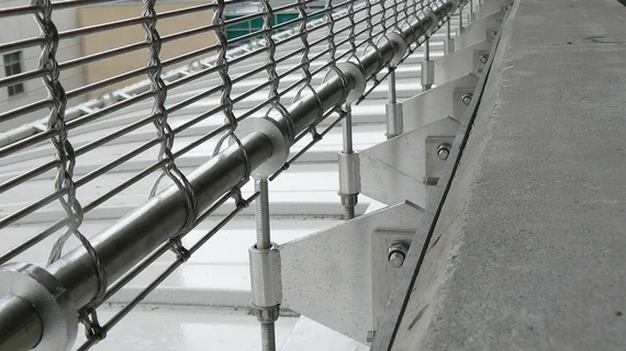 Sangles de retenue ponctuelles comme ossature d’un revêtement de façade en toile métallique.