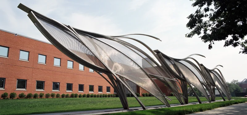 Sculptures en toile d’acier inoxydable.