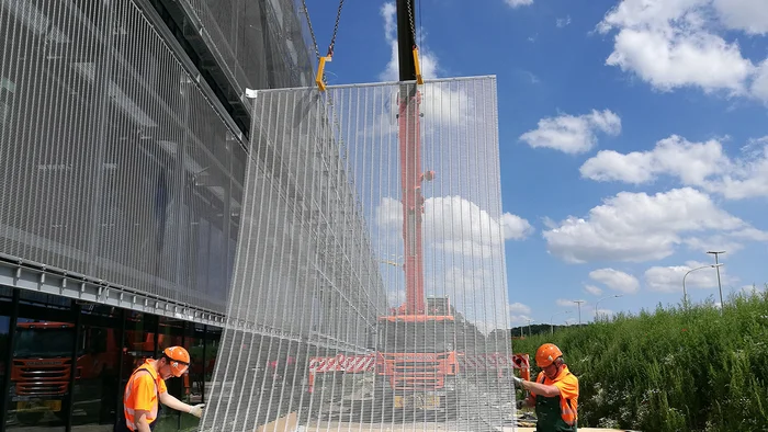 Assembly of the elements of a wire mesh facade