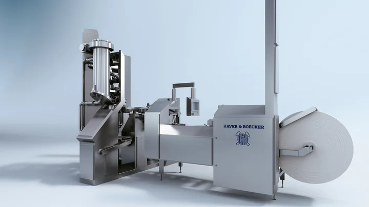 ROTO-PACKER® ADAMS® CARE-LINE EDITION: Geschlossene Edelstahlanlage mit einem Füllstutzen und Rollenmagazin.