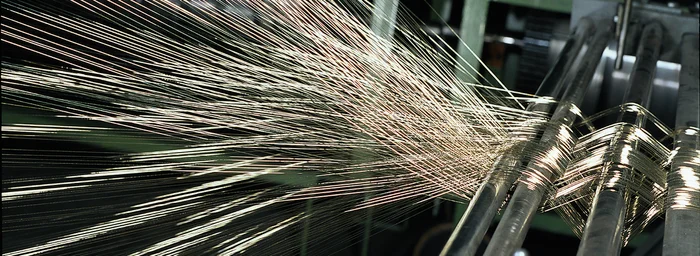 Processing of warp wires in the bottoming-device department