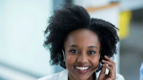 Eine Frau mit Headset nimmt einen Hotline-Anruf entgegen.