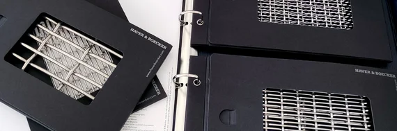 Detailaufnahme einer Mustermappe von Haver & Boecker mit eingelegten Architekturgewebe aus Metall in verschiedenen Webarten.