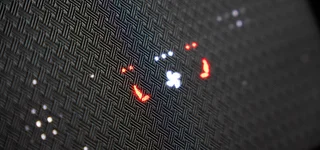 Des mains reposent sur un fond éclairé en bleu qui réagit au toucher.
