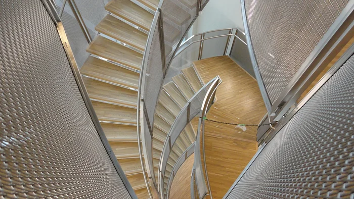 Garniture de garde-corps en toile d’acier inoxydable pour cage d’escalier.