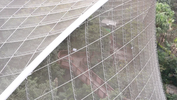 Grande volière en toile d’acier inoxydable robuste.