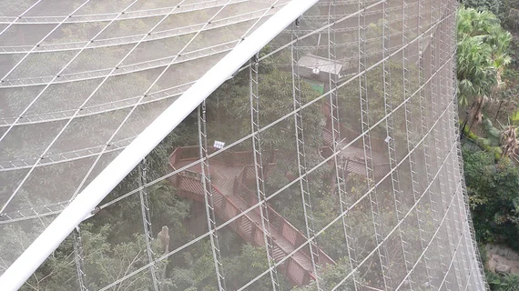 Grande volière en toile d’acier inoxydable robuste.