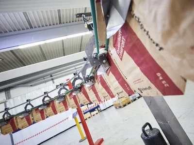 HAVER & BOECKER PATHFINDER automated bag handling system transferring empty bags from RADIMAT to ROTO-PACKER in a fully automated packing line
