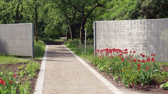 Vue sur la cour : pare-vue en toile d’acier inoxydable semi-transparente.