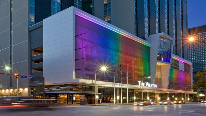 Westin Hotel à Cleveland, États-Unis : revêtement de façade éclairé en toile d’architecture.