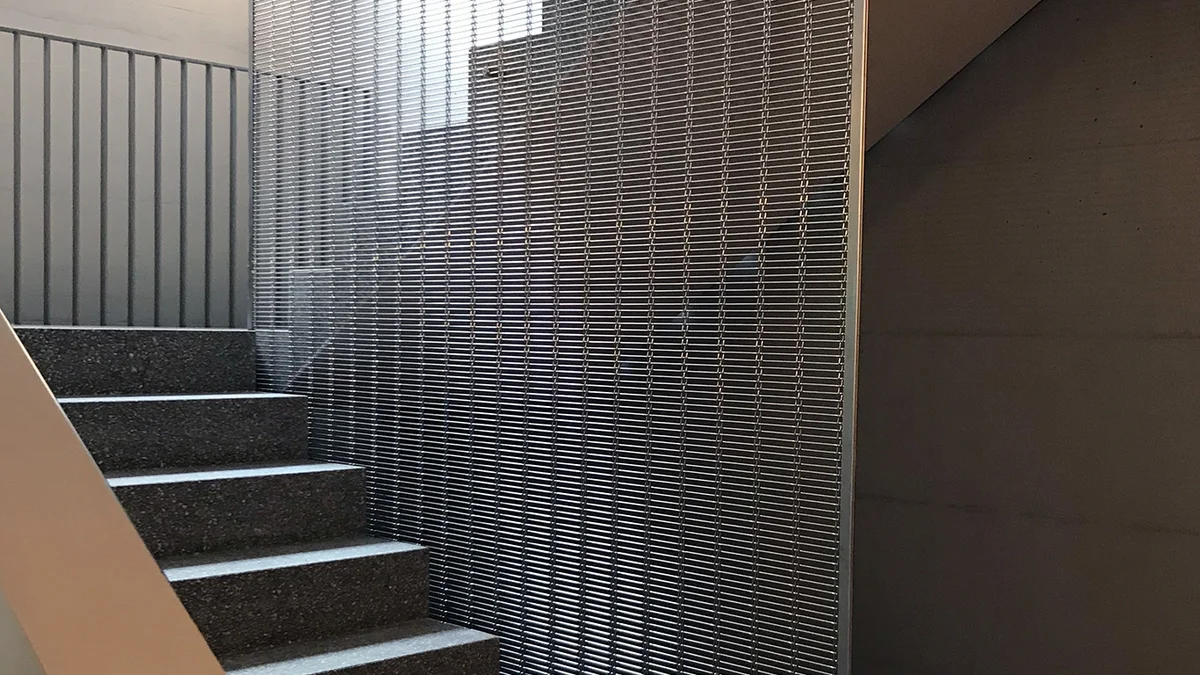 Revêtement de cage d’escalier avec bandes de toile du sol au plafond pour la prévention des chutes.