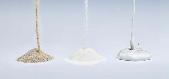 Drei verschiedene Baustoffe rieseln und fließen herab