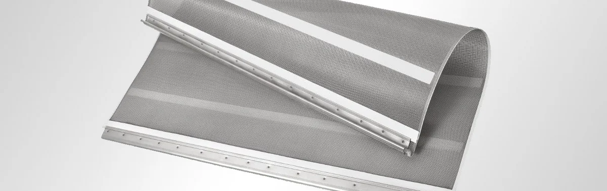 Doppellagiger Spannsiebboden mit PUR-Folienstreifen als Traversenschutz