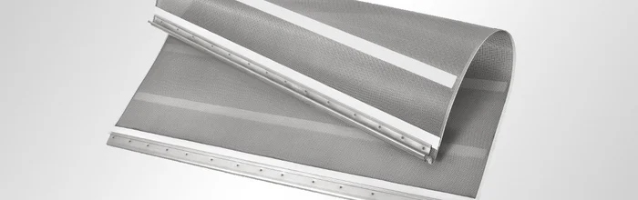 Doppellagiger Spannsiebboden mit PUR-Folienstreifen als Traversenschutz