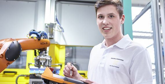 Ein angehender Verfahrensmechaniker überwacht eine Maschine.